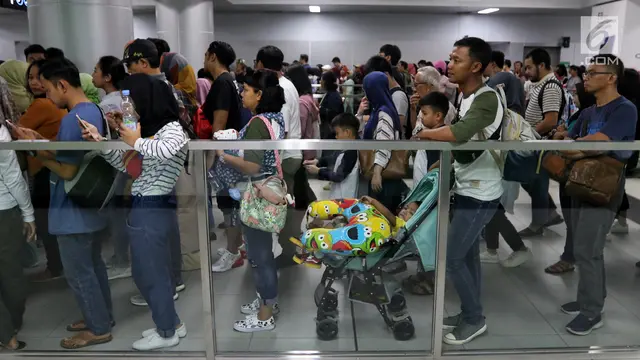 Naik Kereta MRT Selama Libur Lebaran