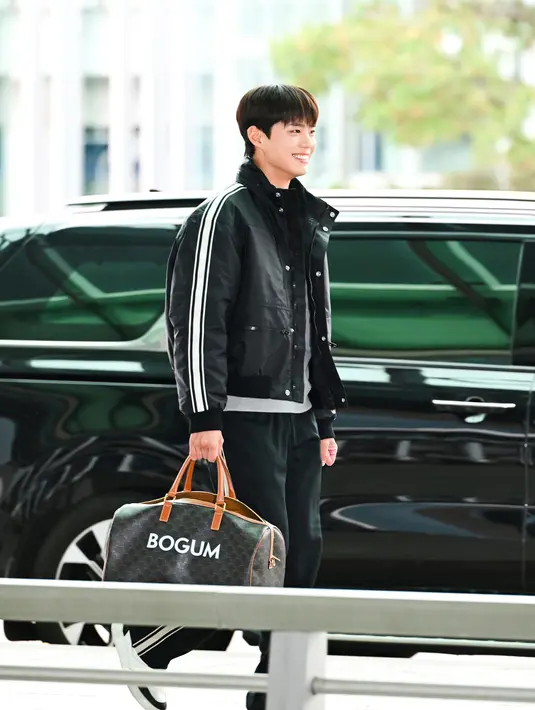 Jaket yang dikenakan memiliki aksen dan detail yang begitu sempurna.  [Foto: Celine]