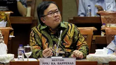 Menteri PPN/Kepala Bappenas Bambang Brodjonegoro mengikuti rapat kerja dengan Komisi XI di Gedung DPR RI, Jakarta, Rabu (19/9). Bambang memaparkan pagu anggaran 2019 untuk Kementerian PPN/Bappenas turun menjadi Rp1,781 triliun. (Liputan6.com/Johan Tallo)