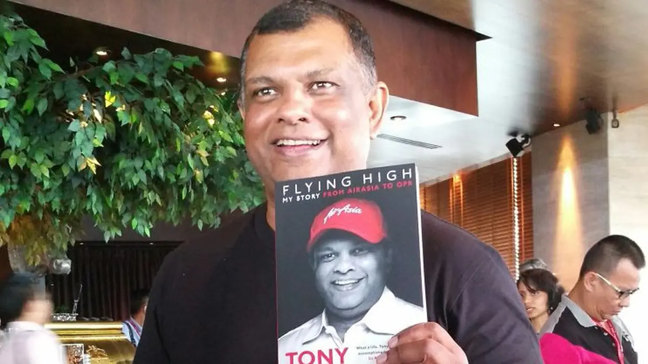 Menjadi miliarder tak lantas membuat bos AirAsia Tony Fernandes selalu berpenampilan perlente. (Sunariyah/Liputan6.com)