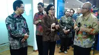 Menteri Keuangan (Menkeu), Sri Mulyani Indrawati mengunjungi Kantor Pelayanan Perbendaharaan Negara (KPPN) Jakarta II, Kamis (21/12/2017). (Fiki/Liputan6.com)