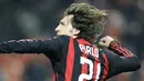 Gelandang AC Milan, Andrea Pirlo merayakan golnya dalam partai Piala UEFA putaran 32 besar antara AC Milan vs Werder Bremen di San Siro, Milan pada 26 Februari 2009. AFP PHOTO/DAMIEN MEYER