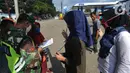 Tentara memeriksa identitas warga yang ingin menuju wilayah Sukabumi saat sterilisasi kendaraan di Terminal Cicurug, Sukabumi, Jawa Barat, Minggu (12/4/2020). Proses sterilisasi ini dilakukan untuk mencegah penyebaran virus corona COVID-19. (merdeka.com/Arie Basuki)