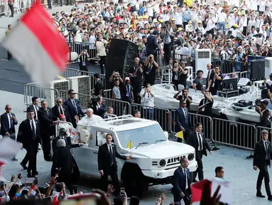 Paus Fransiskus tiba untuk menghadiri misa kudus di Stadion Utama Gelora Bung Karno (SUGBK) Jakarta pada Kamis 5 September 2024. (Adi WEDA/POOL/AFP)