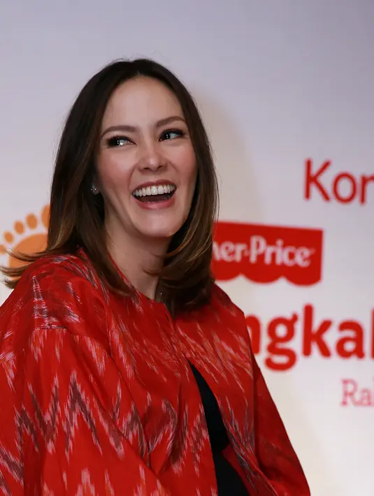 Sebagai publik figur, Cathy Sharon tidak menurunkan aktivitasnya di dunia hiburan meski tengah hamil tua. (Deki Prayoga/Bintang.com)