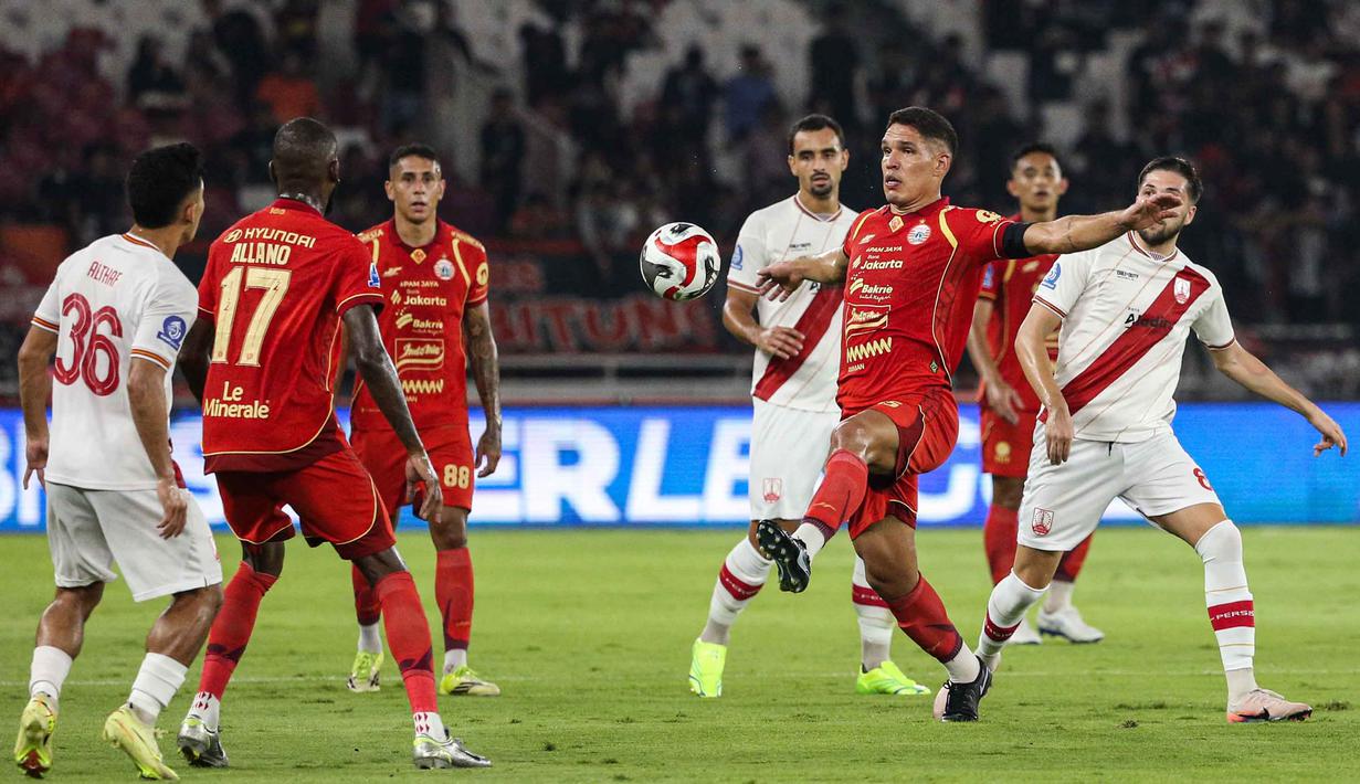 Gelandang tengah Persija, Van Basty Sousa e Silva (kedua kanan) mengontrol bola saat melawan Persis Solo pada pertandingan pekan ke-30 BRI Super League 2025/2026 di Stadion Utama Gelora Bung Karno (SUGBK), Jakarta, Senin 27 April 2026 malam WIB. (Bola.com/Abdul Aziz)