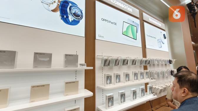 Tablet, smartwatch, hingga beragam IoT bisa ditemukan di Oppo Flagship Store Gandaria City. (Liputan6.com/ Yuslianson)
