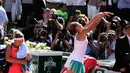 Jelena Ostapenko melakukan selebrasi usai mengalahkan Timea Bacsinszky dari Swiss pada semifinal Prancis Terbuka di stadion Roland Garros, Paris (8/6). Ostapenko menumbangkan Bacsinszky 7-6 (7/4), 3-6, 6-3.  (AP Photo/David Vincent)