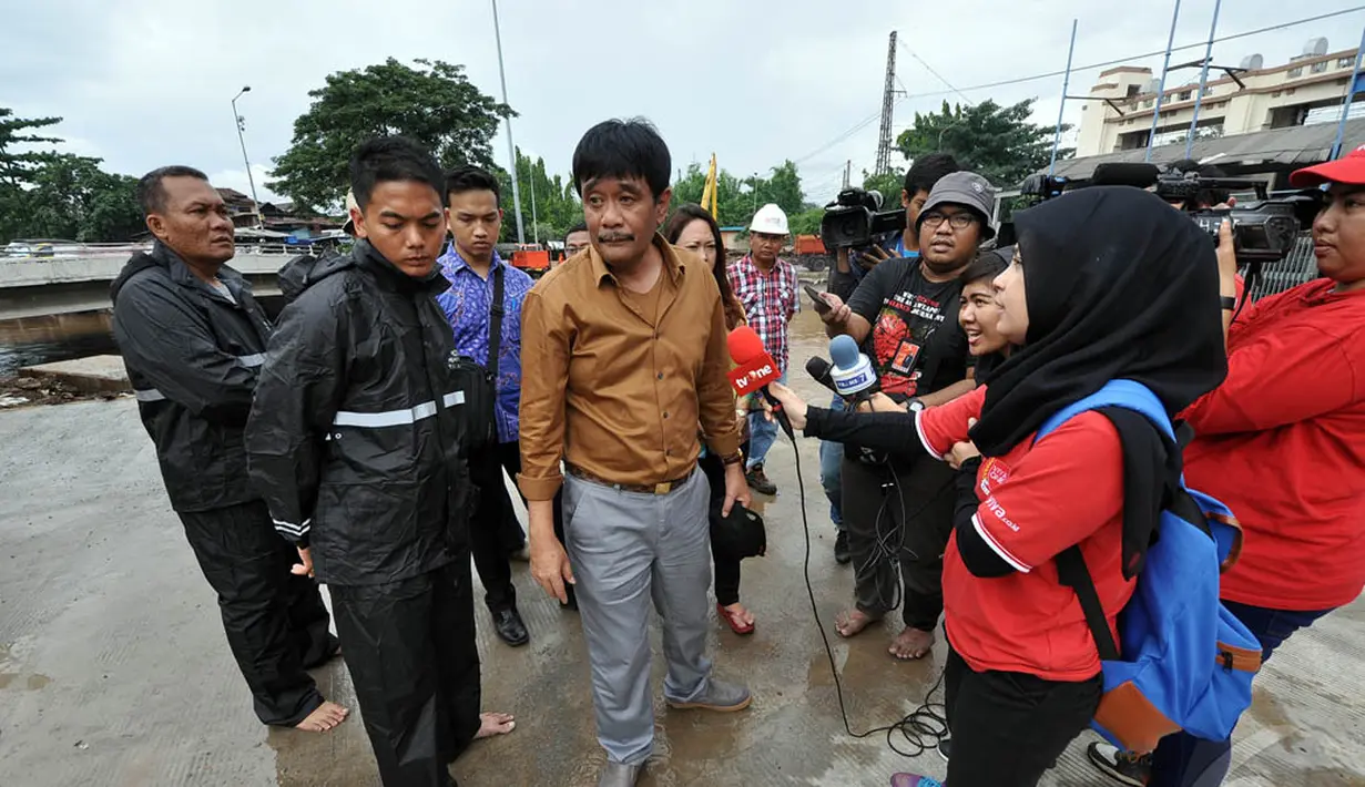 Wakil Gubernur DKI Jakarta, Djarot Saiful Hidayat meninjau ketinggian Pintu Air Manggarai, Sabtu (27/12/2014). (Liputan6.com/Miftahul Hayat)