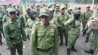 Para personel Satlinmas usai mengikuti apel siaga menghadapi Pilpres dan Pemilu 2019 di Stadion Sriwedari Solo, Selasa (2/4).(Liputan6.com/Fajar Abrori)