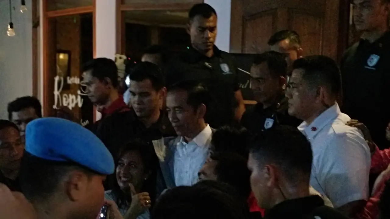 Jokowi temui relawan di sebuah Kedai Kopi, di kawasan Kemang, Jakarta Selatan. (Liputan6.com/Putu Merta Surya Putra)
