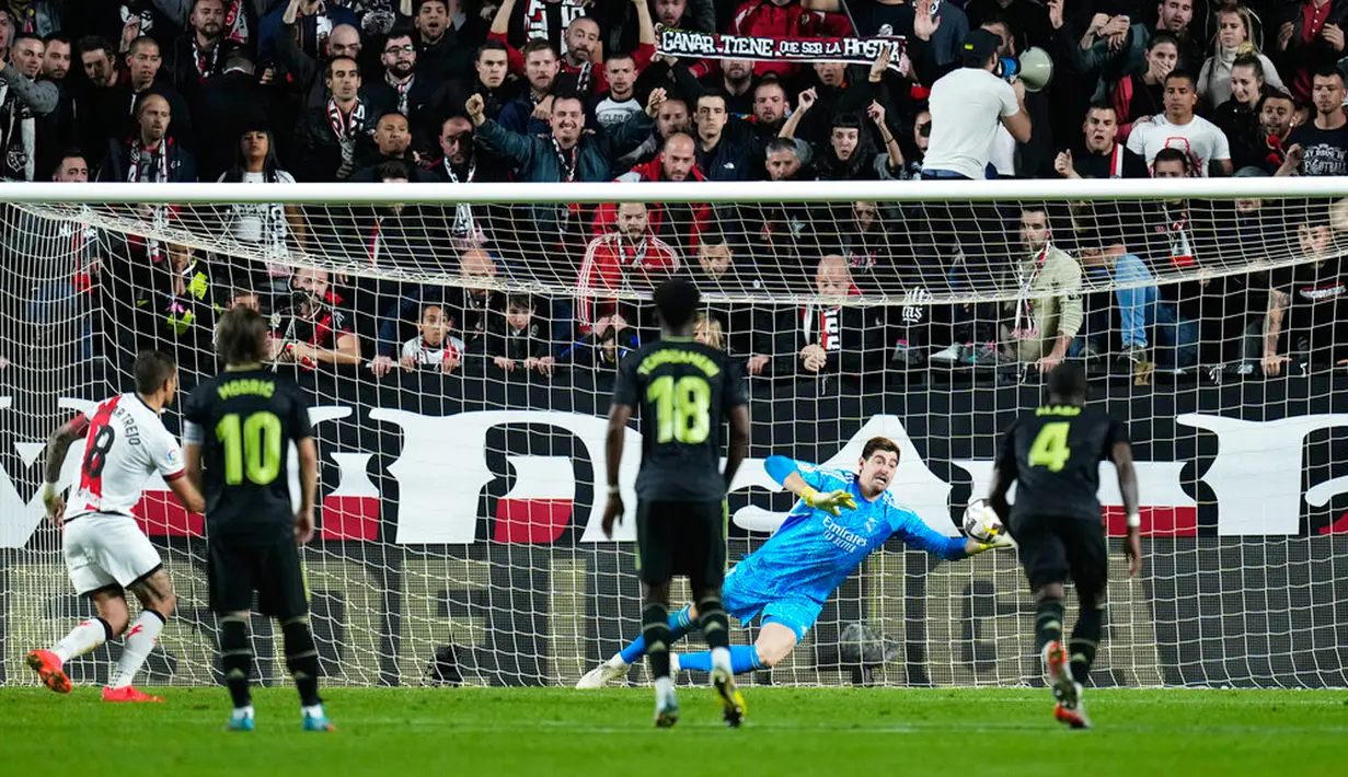 Penjaga gawang Real Madrid Thibaut Courtois gagal memblok tendangan penalti pemain Rayo Oscar Trejo (kiri) pada pertandingan sepak bola Liga Spanyol di Stadion Vallecas, Madrid, Spanyol, 7 November 2022. Rayo Vallecano mengalahkan Real Madrid dengan skor 3.2. (AP Photo/Manu Fernandez)