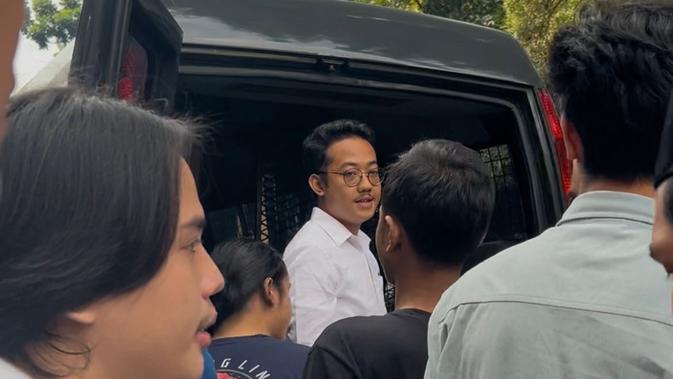 Dilimpahkan ke Kejati, Delpedro Kepalkan Tangan Sambil Teriak 'Semakin Ditekan Semakin Melawan'