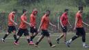 Pemain Persija Jakarta meninggalkan lapangan usai melakukan latihan di Lapangan NYTC, Sawangan, Depok, Kamis (16/1/2020). Hujan deras beserta petir membuat latihan Persija Jakarta kali ini hanya berlangsung sekitar 25 menit. (Bola.com/M Iqbal Ichsan)