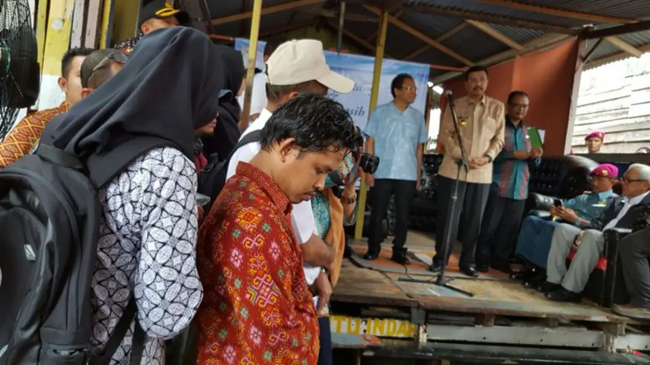 Kunjungi kampung nelayan di Medan, Menko Maritim Rizal Ramli serahkan kapal.