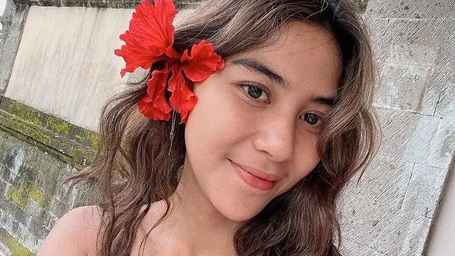 6 Potret Adinda Thomas 'Widya' KKN di Desa Penari Tanpa Makeup, Akui Tak Pakai Skincare