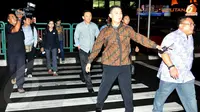 Ahok tampak bersemangat saat jalan malam menuju Studio Indosiar di SCTV Tower lantai 8 (Liputan6.com/Johan Tallo)
