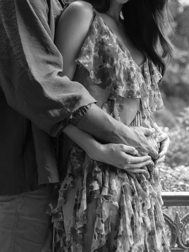 6 Potret Julie Estelle Umumkan Hamil Anak Pertama, Pamer Baby Bump