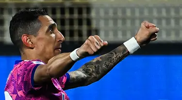 Pemain Juventus Angel Di Maria melakukan selebrasi usai mencetak gol ke gawang Spezia pada pertandingan sepak bola Liga Italia di Stadion Alberto-Picco, La Spezia, Italia, 19 Februari 2023. Juventus mengalahkan Spezia dengan skor 2-0. (ANDREAS SOLARO/AFP)