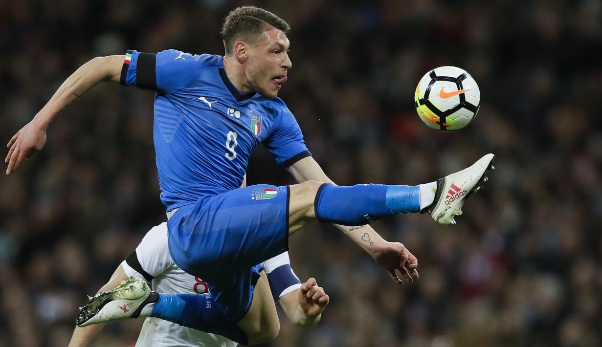 Aksi pemain Italia, Andrea Belotti mengontrol bola saat melawan Inggris pada laga uji coba di Wembley Stadium, London, (27/3/2018). Italia tahan imbang Inggris 1-1. (AP/Kirsty Wigglesworth)