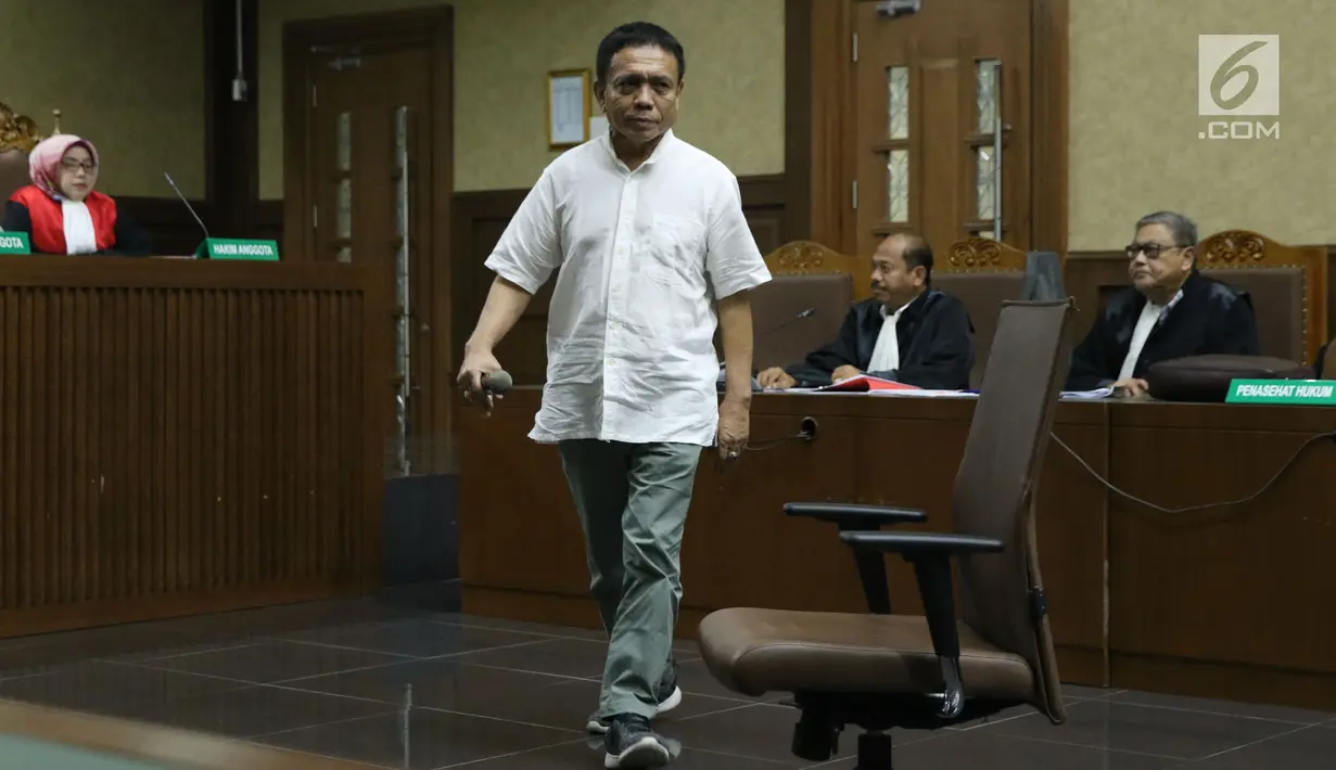 Gubernur Aceh nonaktif, Irwandi Yusuf saat menjalani sidang dakwaan di Pengadilan Tipikor, Jakarta, Senin (26/11). Sidang beragenda pembacaan dakwaan kasus dugaan suap dan gratifikasiDana Otonomi Khusus Aceh (DOKA). (Liputan6.com/Helmi Fithriansyah)