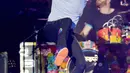 Vokalis Coldplay, Chris Martin membawakan lagu dalam konser amal bertajuk "One Love Manchester" di Manchester, Minggu (4/6). Konser itu untuk mengenang dan menggalang dana bagi para korban bom di konser Ariana Grande 22 Mei silam. (Dave Hogan via AP)