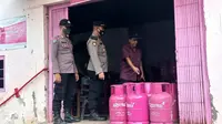 Polisi Sidak Ketersedian LPG di Banyuwangi jelang bulan Ramadhan. (Hermawan Arifianto/Liputan6.com)