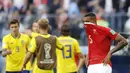 Bek Swiss, Manuel Akanji, tampak kecewa usai dikalahkan Swedia pada babak 16 besar Piala Dunia di Stadion St Petersburg, St Petersburg, Selasa (3/7/2018). Swedia menang 1-0 atas Swiss. (AP/Efrem Lukatsky)
