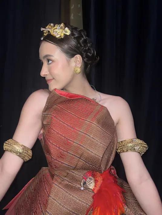 Mawar melengkapi penampilan dengan  perhiasaan khas nusantara seperti anting subeng keemasan dari Subeng Klasik dan mengenakan kedua gelang si lengan atasnya.  [@mawar_eva]