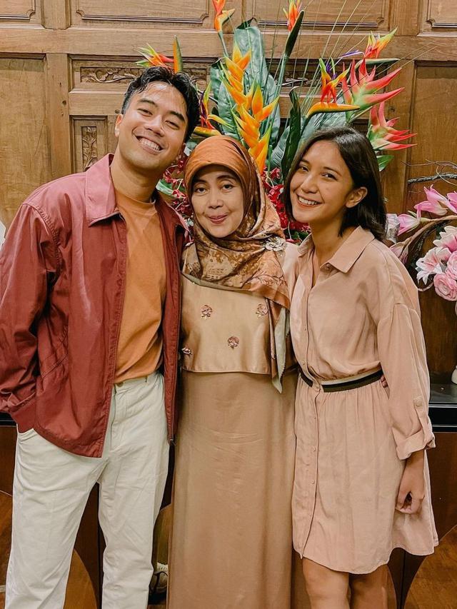 6 Potret Kebersamaan Sheila Dara dan Keluarga Vidi Aldiano, Sudah Akrab