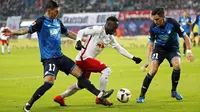 Gelandang RB Leipzig, Naby Keita, menggiring bola saat tampil melawan Hoffenheim pada laga Bundesliga di Leipzig, Sabtu (28/1/2017). (EPA/Felipe Trueba)