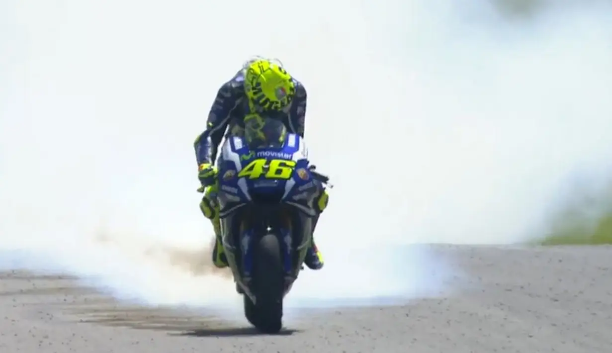 Pebalap Movistar Yamaha, Valentino Rossi, mengalami kerusakan mesin pada lap ke-8 balapan MotoGP Italia di Sirkuit Mugello, Minggu (22/5/2016). (Bola.com/Twitter/Crashnet)