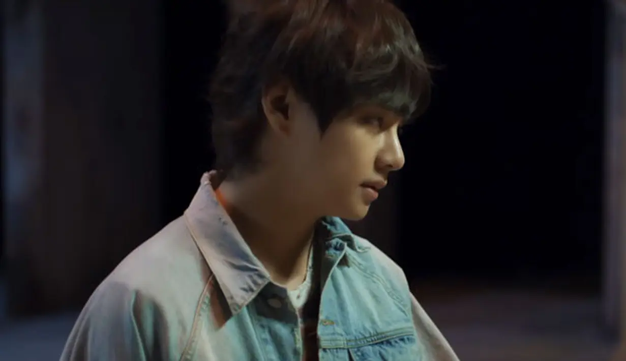 Setiap personel BTS terlihat membawa barang yang ditukarkan dengan hal lain. Para ARMY yang sudah melihat video Highlight Reel, pasti sudah tak asing dengan barang yang dibawa oleh personel BTS. (Foto: Youtube.com)