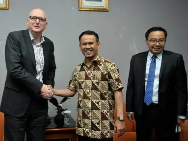 Duta Besar Australia untuk Indonesia Paul Grigson (Kiri) bersalaman dengan ketua komisi I DPR RI Mahfudz Siddiq, Jakarta, Rabu (21/10/2015). Dalam pertemuan ini membahas isu-isu terkini dan hubungan bilateral kedua negara. (Liputan6.com/JohanTallo)