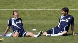 Pemain Real Madrid Ruud Van Nistelrooy (kanan) dan Arjen Robben (kiri) melakukan pemanasan pada sesi latihan di Madrid, Spanyol, Jumat (2/5/2008).(EPA/Juan Carlos Hidalgo)