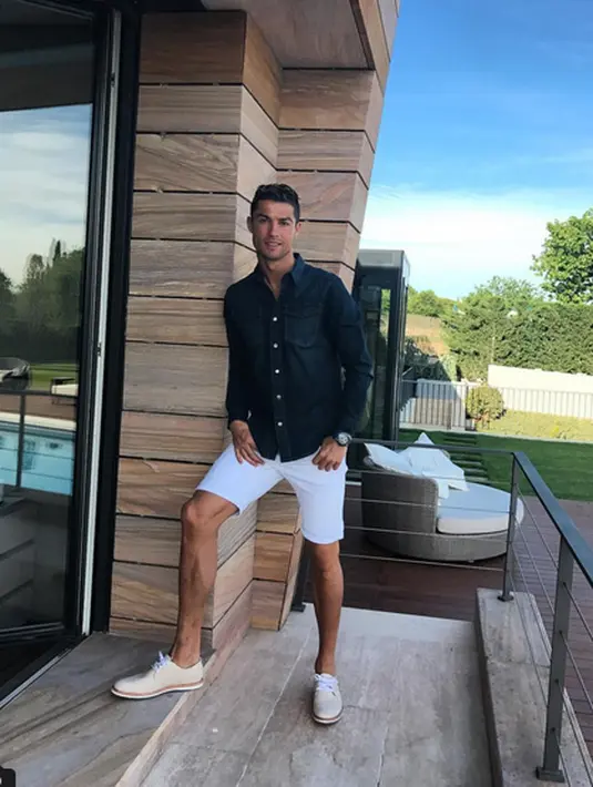 Seperti yang dilaporkan Ace Showbiz, awal pekan lalu Cristiano Ronaldo mengunggah foto bersama Georgina Rodriguez dan kabarnya perut buncit kekasihnya itu sudah mulai tampak. (Instagram/cristiano)