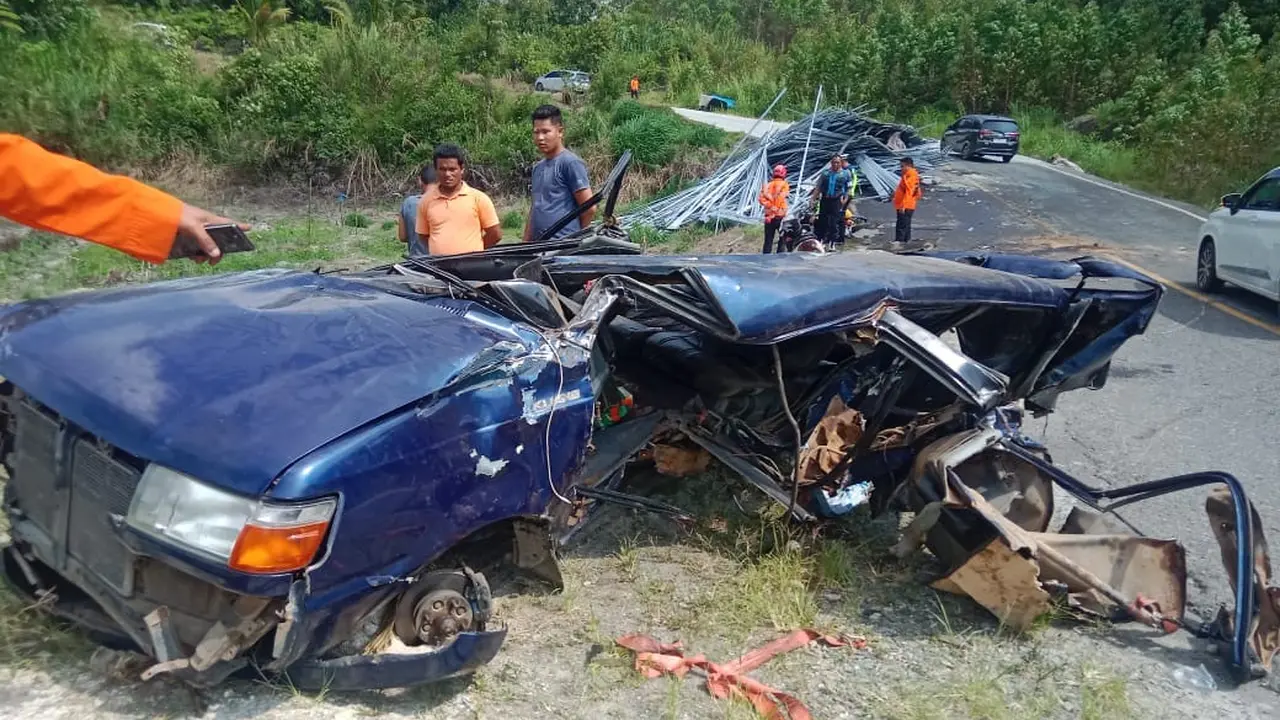 Truk gagal nanjak tabrak mobil di jalur alternatif KM 06-07, tepatnya di Dusun Talun Sungkit, Nagori Pondok Bulu.