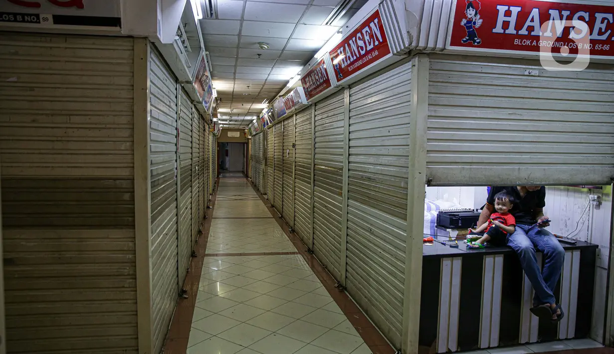 Pedagang bersiap untuk menutup etalase tokonya di Pasar Tanah Abang, Jakarta Pusat, Selasa (11/6/2021). Pasar Tanah Abang akan tutup sementara pada 12 hingga 18 Mei mendatang guna menyambut libur lebaran dan perawatan rutin. (Liputan6.com/Faizal Fanani)