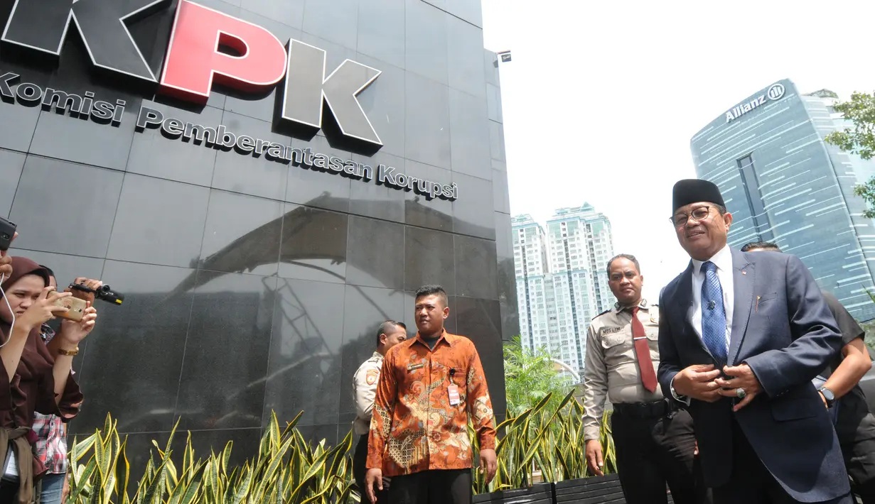 Gubernur Jambi, Fachrori Umar (peci) tiba di gedung KPK, Jakarta, Rabu (20/2). KPK menerima kunjungan kepala daerah yang baru dilantik untuk beraudiensi mengenai upaya pencegahan korupsi melalui program koordinasi dan supervisi. (Merdeka.com/Dwi Narwoko)
