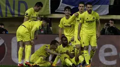 Para pemain Villareal merayakan gol yang dicetak Cedric Bakambu (tengah) saat melawan Bayer Leverkusen pada leg pertama 16 besar Liga Europa di Stadion El Madrigal, Villareal, Jumat (11/3/2016) dini hari WIB. (AFP/Jose Jordan)