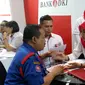 Karyawan Bank DKI menjelaskan aplikasi JakOne Mobile kepada pengunjung Pekan Raya Jakarta di Jakarta (23/5). JakOne Mobile dapat digunakan sebagai alat pembayaran pada merchant yang sudah bekerjasama. (Liputan6.com/Pool/Budi)