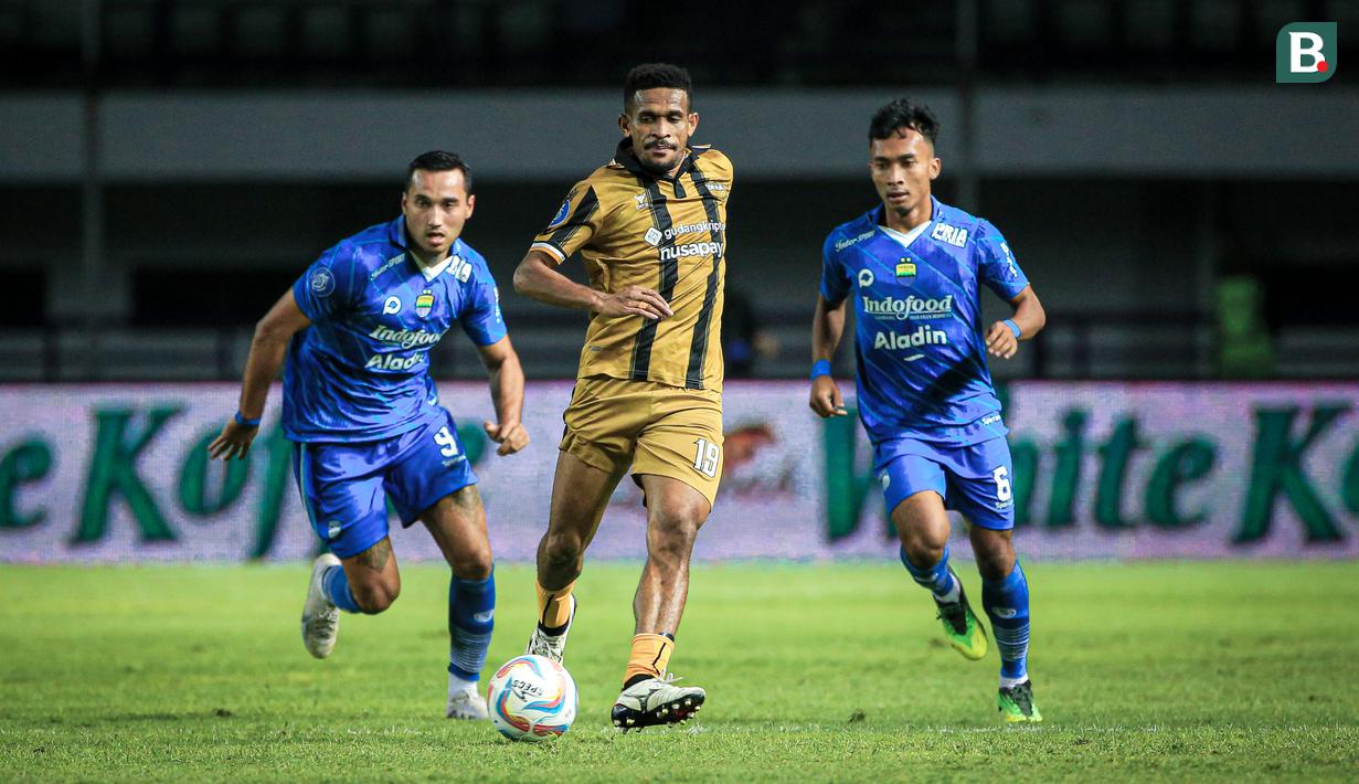 Pemain Dewa United, Ricky Kambuaya (tengah) ber pada laga lanjutan BRI Liga 1 2023/2024 antara Persib Bandung melawan Dewa United FC di Stadion Gelora Bandung Lautan Api (GBLA), Bandung, Jumat (14/07/2023). (Bola.com/Bagaskara Lazuardi)