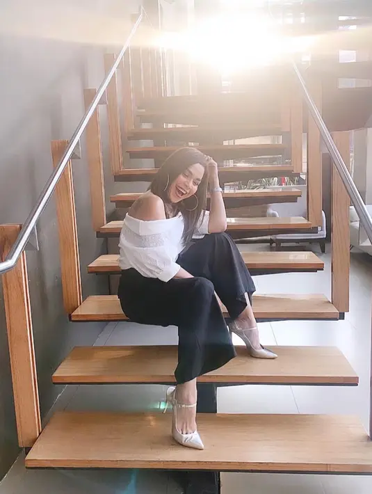 Untuk bisa kembali berdekatan dengan buah hatinya, Melaney pun harus dua kali Swab lagi dengan hasil yang negative pastinya. Jadi, hingga kini ia masih harus menahan rindu untuk bisa memeluk dan berkumpul bersama  lagi. 
 (Instagram/melaney_ricardo)