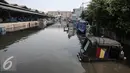 Kendaraan terendam banjir rob di pasar ikan Pelabuhan Muara Baru, Penjaringan, Jakarta, (7/6). Banjir rob terjadi akibat jebolnya tanggul di sisi Timur Pelabuhan Muara Baru hingga meluapnya air yang mencapai sekitar 50 cm. (Liputan6.com/Faizal Fanani)