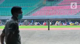 Suasana rapid test pendektesian COVID-19 terhadap tenaga kesehatan medis di Stadion Patriot Candrabhaga, Bekasi, Jawa Barat, Rabu (25/3/2020). Pemeriksaan itu khusus hanya diperuntukan bagi tenaga medis seluruh puskesmas, dan rumah sakit yang ada di Kota Bekasi. (Liputan6.com/Herman Zakharia)