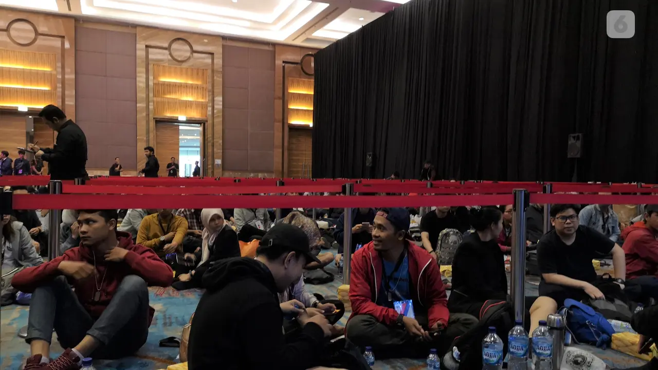 Suasana antrean pembeli perdana Asus ROG Phone II