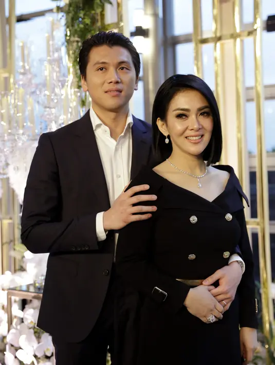Syahrini dan Reino Barack