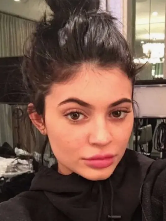 Wajah bare-faced Kylie Jenner terlihat imut banget yang dengan rambut yang dibikin bun! (Snapchat/KylieJenner)