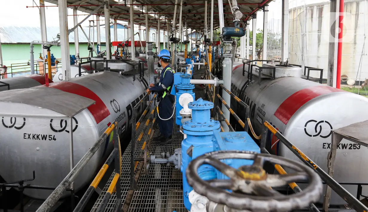 Pekerja mengecek kondisi Rail Train Wagon (RTW) di Pertamina TBBM Kertapati, Palembang, Sumatera Selatan, Selasa (10/9/2024). (Liputan6.com/Herman Zakharia)