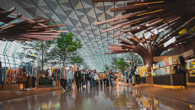 Terminal 3 Bandara Internasional Soekarno-Hatta kini hadir dengan suasana segar, modern, dan penuh sentuhan budaya nusantara. (Dok. Nindya Karya)